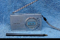 Fig.1 Radio moderna con un bol&iacute;grafo para comparar tama&ntilde;os